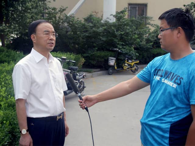 山東天意機(jī)械董事長劉洪彬作為基層共產(chǎn)黨員，今天接受了當(dāng)?shù)赜浾叩牟稍L