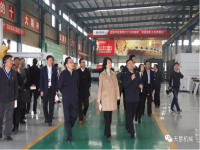 濟(jì)寧市委常委、組織部部長(zhǎng)孔凡萍帶領(lǐng)全市“兩新”組織黨建工作現(xiàn)場(chǎng)觀(guān)摩團(tuán)蒞臨天意機(jī)械調(diào)研指導(dǎo)